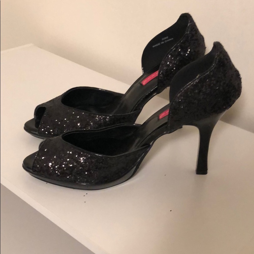 Black pumps